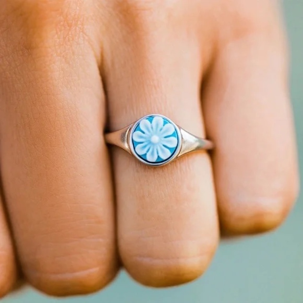 ❄️ Pura Vida | CAMEO RING FLORAL VARIOUS SIZES AVAILABLE - Picture 4 of 4